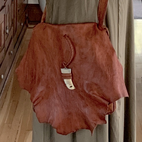Artisanal leather purse in cognac with “horn” closure, back zipped pocket - Picture 15 of 15